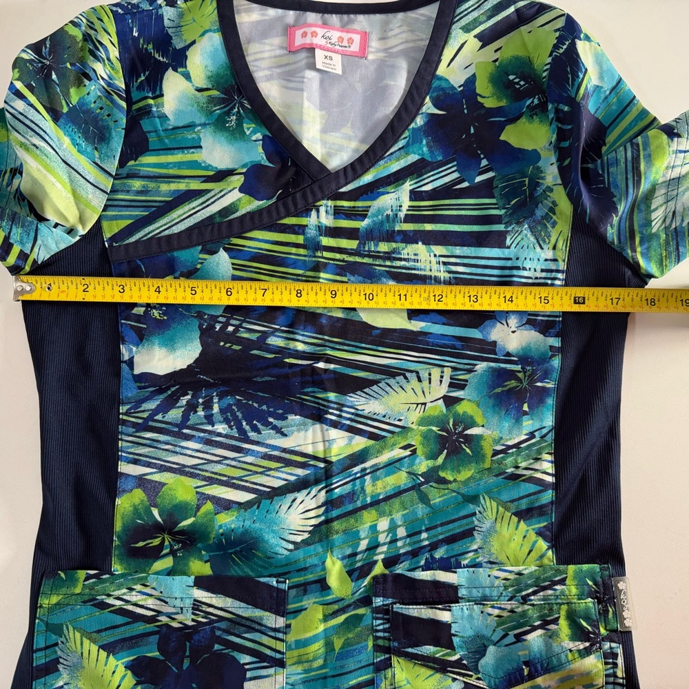 Lot of 3 Koi Betsey Cherokee Medical Scrub Tops Nursing Sz XS - Picture 8 of 11